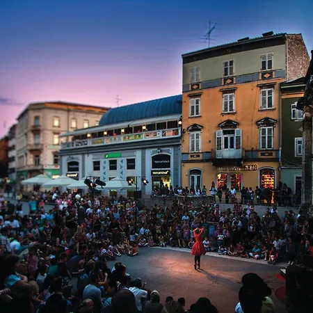 Cozy In With Wifi بيت للعطل بولا