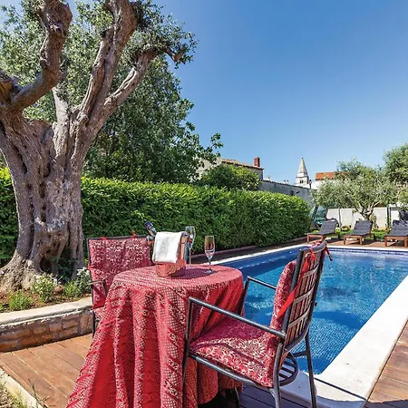 Cozy In With Outdoor Swimming Pool Pula