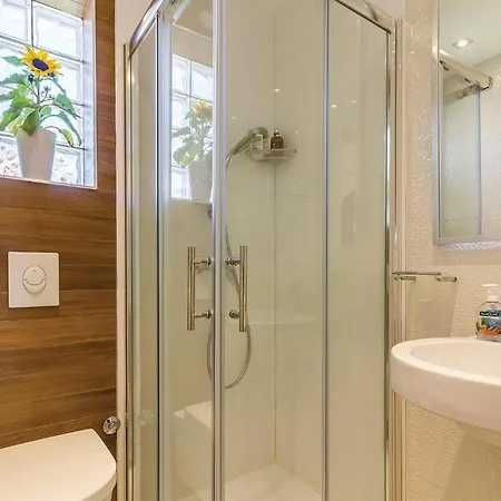 Дом отдыха Cozy In With Outdoor Swimming Pool *