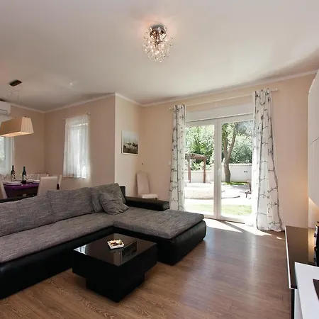 Ferienhaus Beautiful In Pula