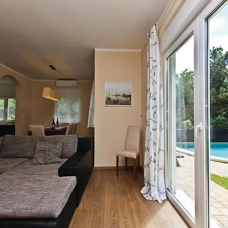 Cozy In With Outdoor Swimming Pool Дом отдыха *