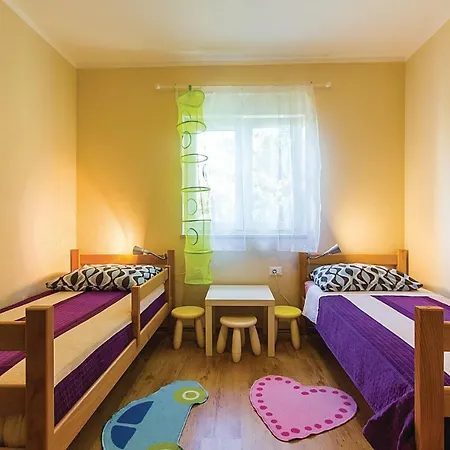Дом отдыха Cozy In With Outdoor Swimming Pool Пула
