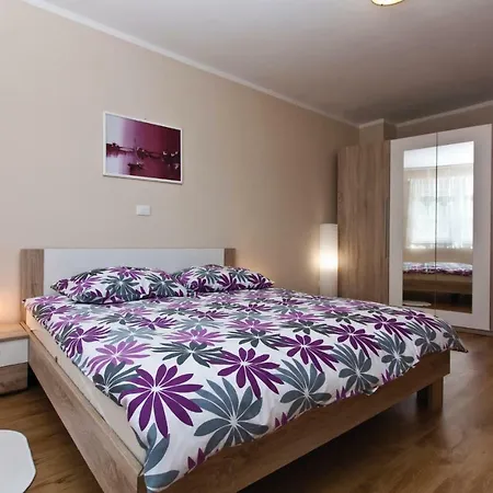 Cozy In With Outdoor Swimming Pool Дом отдыха Пула