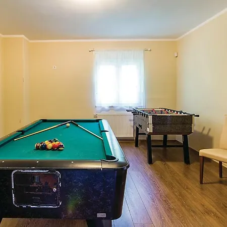 Cozy In With Outdoor Swimming Pool Дом отдыха *