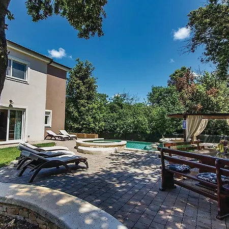 Cozy In With Outdoor Swimming Pool Дом отдыха Пула