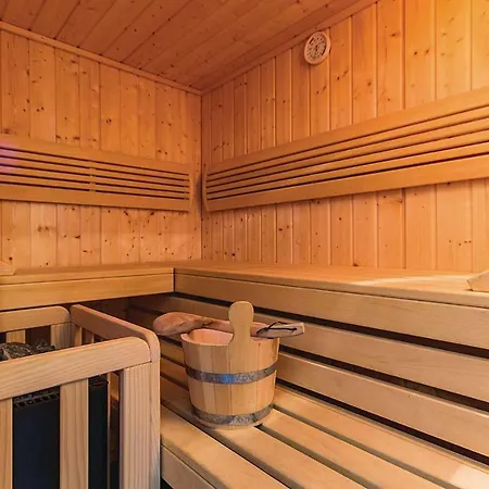 Дом отдыха Cozy In With Outdoor Swimming Pool *